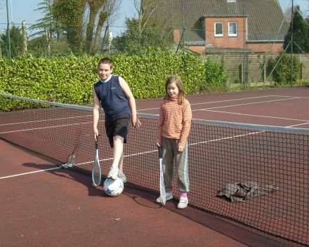 Tennissende kinderen